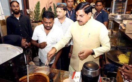 मुख्यमंत्री डॉ. यादव ने सड़क यात्रा के दौरान नागरिकों से किया संवाद