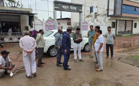 बारिश से पहले होनी थी तैयारी, तब क्रिकेट में व्यस्त थीं महापौर! अब व्यवस्थाएं संभालने सड़क पर उतरे निगम आयुक्त, तो शुरू हुई सियासत