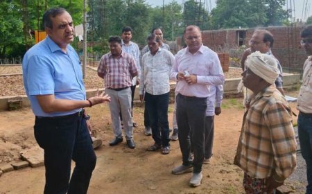 ग्राम चदैनिया में हितग्राहियों से किया संवाद, समय-सीमा में गुणवत्तापूर्ण आवास निर्माण के दिए निर्देश