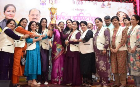 सिंधी व्यंजन प्रतियोगिता की विजेताओं को मानस भवन में बांटे गए पुरस्कार