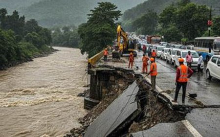 उत्तराखंड में बारिश का कहर, चेतावनी निशान पर पहुंची गंगा; बदरीनाथ हाईवे पर भूस्खलन से संकट