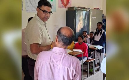 नवागत कलेक्टर रत्नाकर झा ने विद्यालयों एवं छात्रावास का किया निरीक्षण