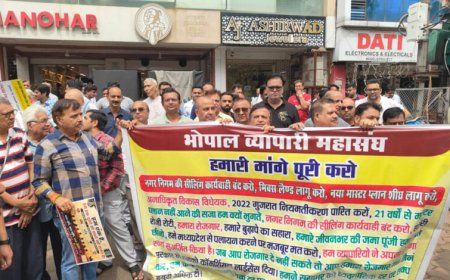 सीलिंग कार्रवाई के विरोध में भोपाल के व्यापारियों का प्रदर्शन, समाधान नहीं हुआ तो बड़े आंदोलन की चेतावनी