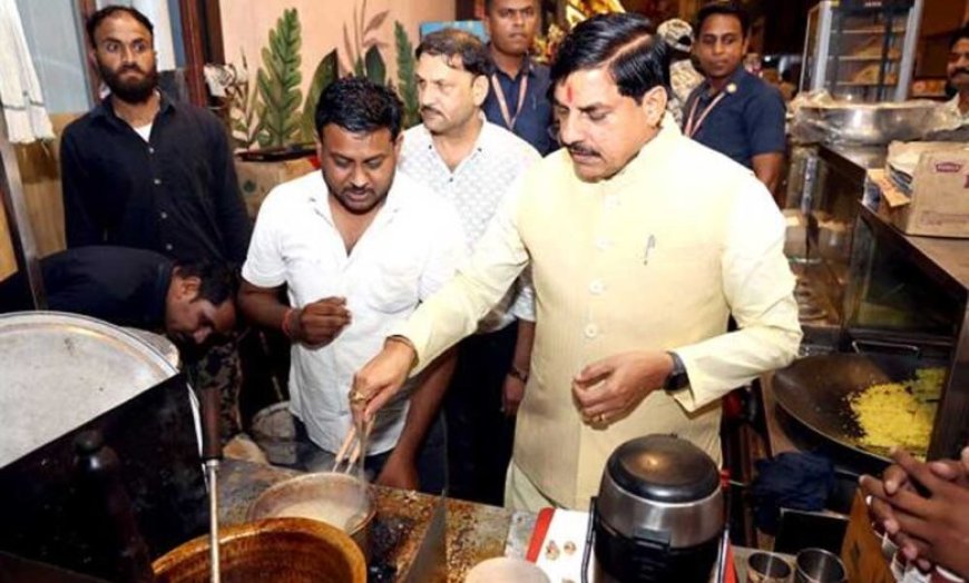 मुख्यमंत्री डॉ. यादव ने सड़क यात्रा के दौरान नागरिकों से किया संवाद