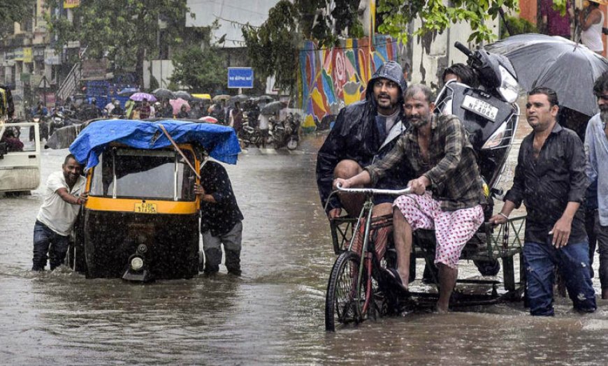गुजरात में बारिश बनी आफत! हेलीकॉप्टर से रेस्क्यू, अहमदाबाद-सूरत समेत 5 शहरों में बाढ़ जैसे हालात