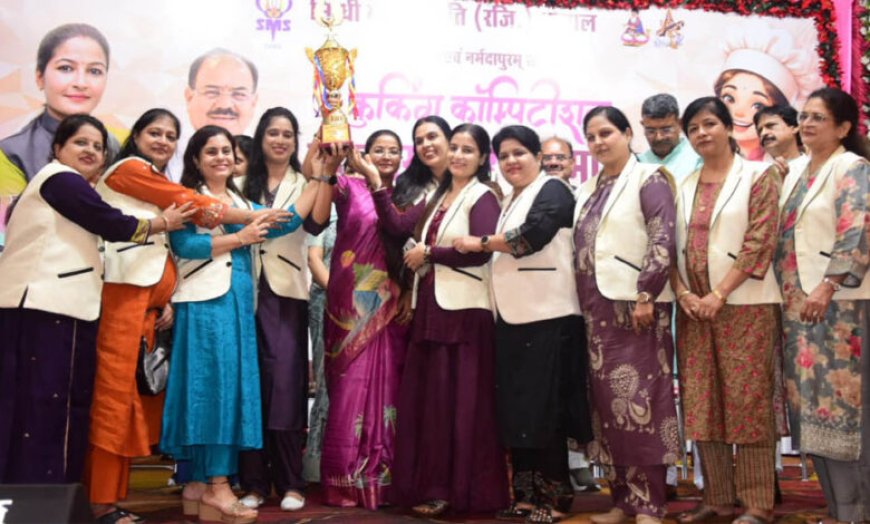 सिंधी व्यंजन प्रतियोगिता की विजेताओं को मानस भवन में बांटे गए पुरस्कार