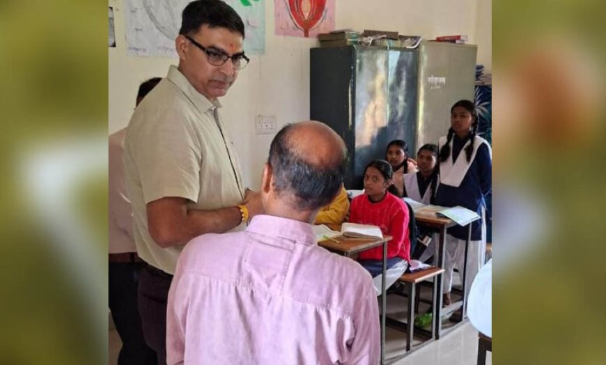 नवागत कलेक्टर रत्नाकर झा ने विद्यालयों एवं छात्रावास का किया निरीक्षण