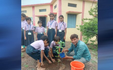 प्रदेश सचिव राजेंद्र सोलंकी ने एक वृक्ष स्कूल प्रांगण में लगाया