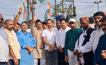 दतिया उपचुनाव में कांग्रेस की जीत पर सिंगरौली में जश्न, कार्यकर्ताओं ने बांटी मिठाई