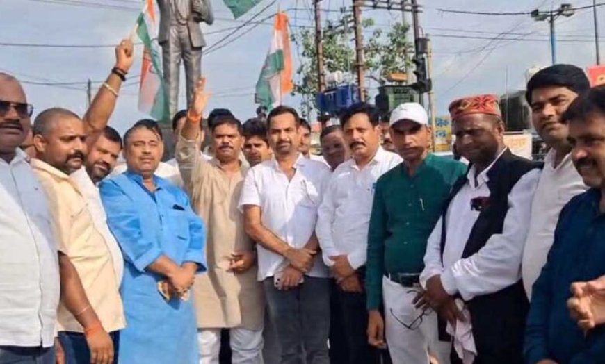 दतिया उपचुनाव में कांग्रेस की जीत पर सिंगरौली में जश्न, कार्यकर्ताओं ने बांटी मिठाई