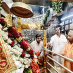मुख्यमंत्री-योगी-ने-मां-विंध्यवासिनी-के-दरबार-में-की-पूजा-अर्चना