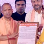 मुख्यमंत्री-ने-दो-महिलाओं-को-आंगनबाड़ी-सहायिका-पद-के-लिए-दिए-नियुक्ति-पत्र
