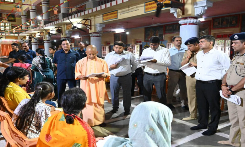 जनसेवा-सर्वोपरि-:-प्रतिकूल-मौसम-में-भी-सीएम-योगी-ने-किया-जनता-दर्शन