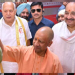 up-mango-festival:-आधा-किलो-का-आम-देख-cm-योगी-हुए-खुश,-प्रदर्शनी-में-आकर्षण-का-बना-केंद्र